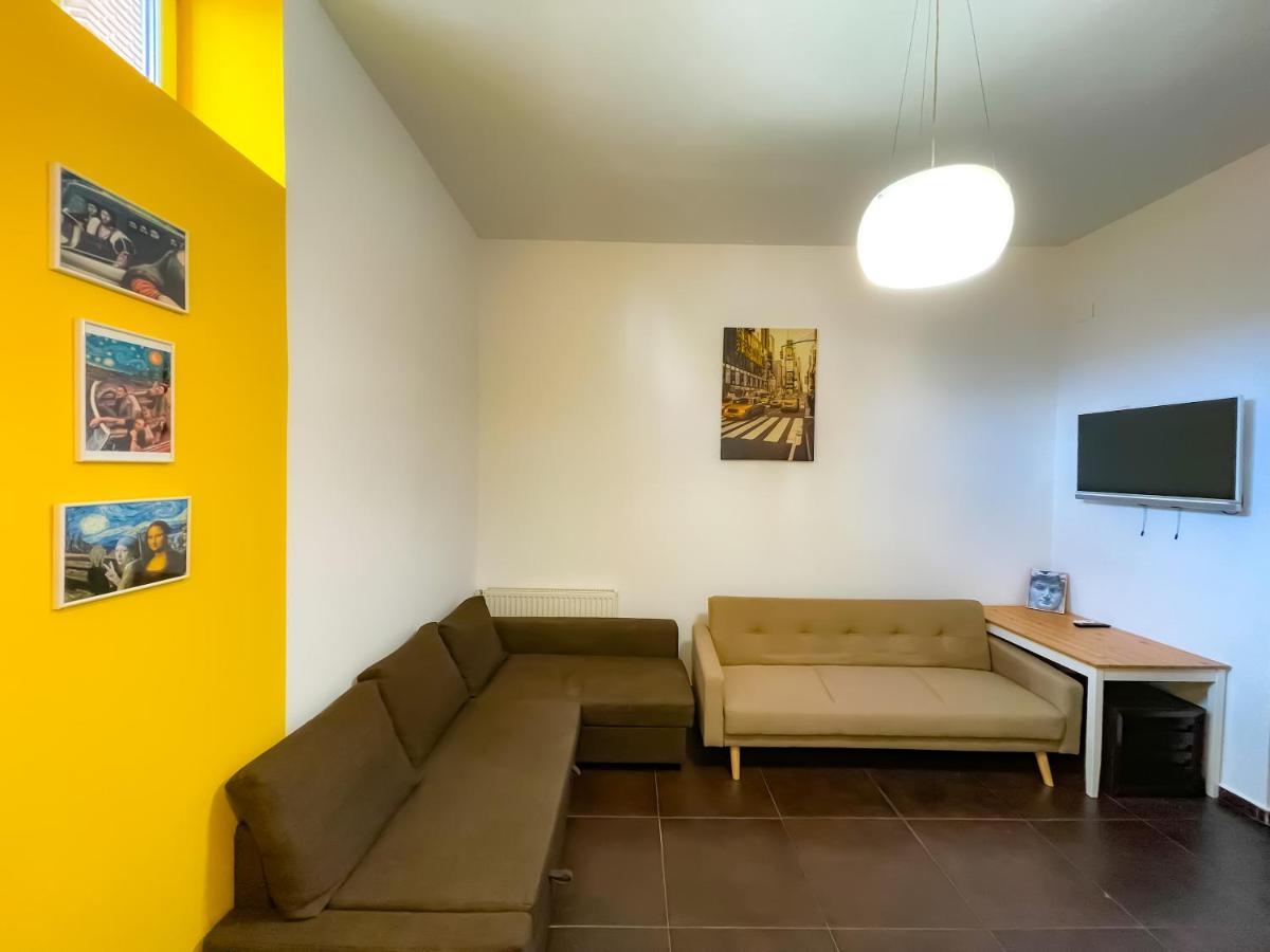 شقة بوخارست  في Cool Flat With Hot Tub In The Old Town المظهر الخارجي الصورة