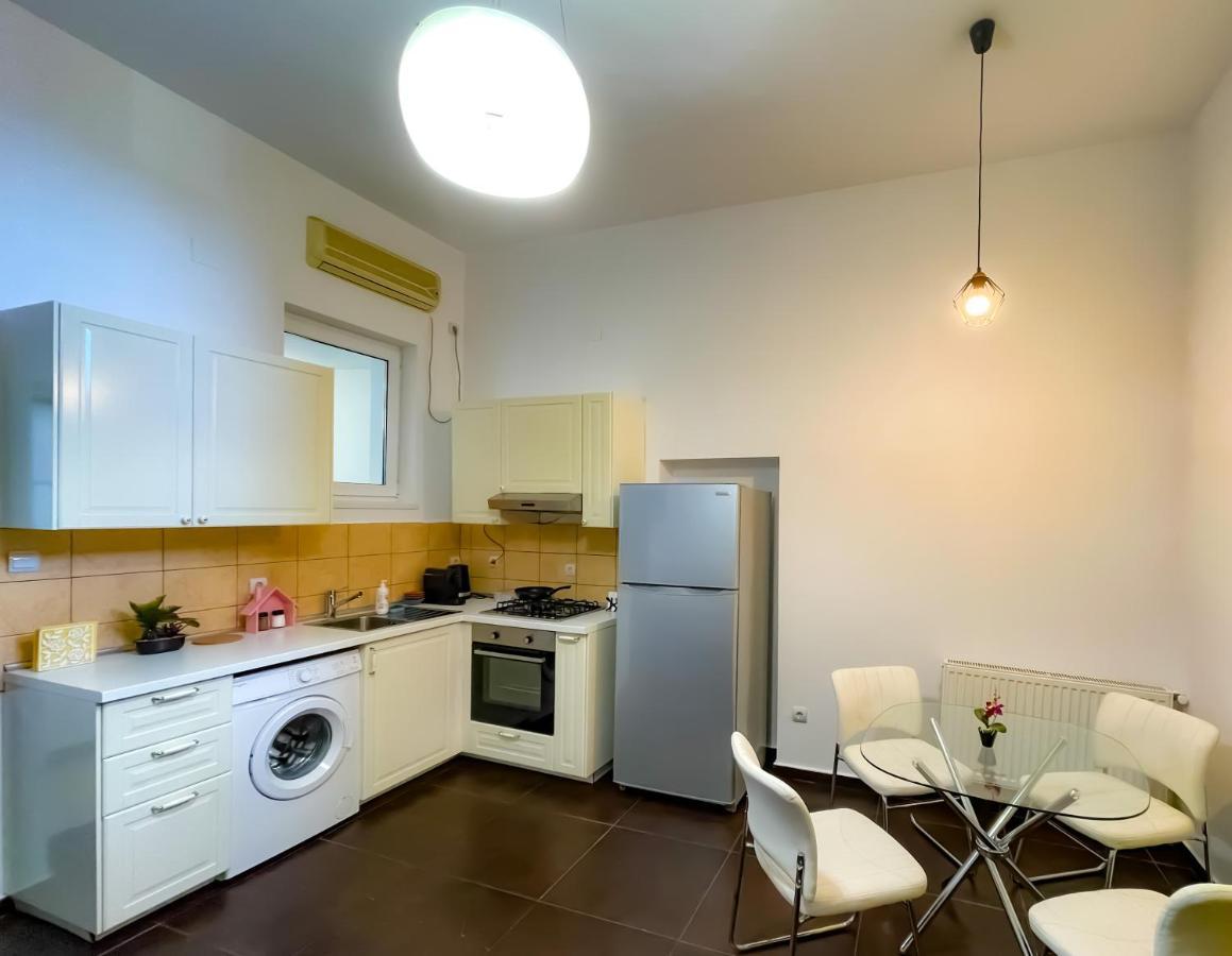 شقة بوخارست  في Cool Flat With Hot Tub In The Old Town المظهر الخارجي الصورة