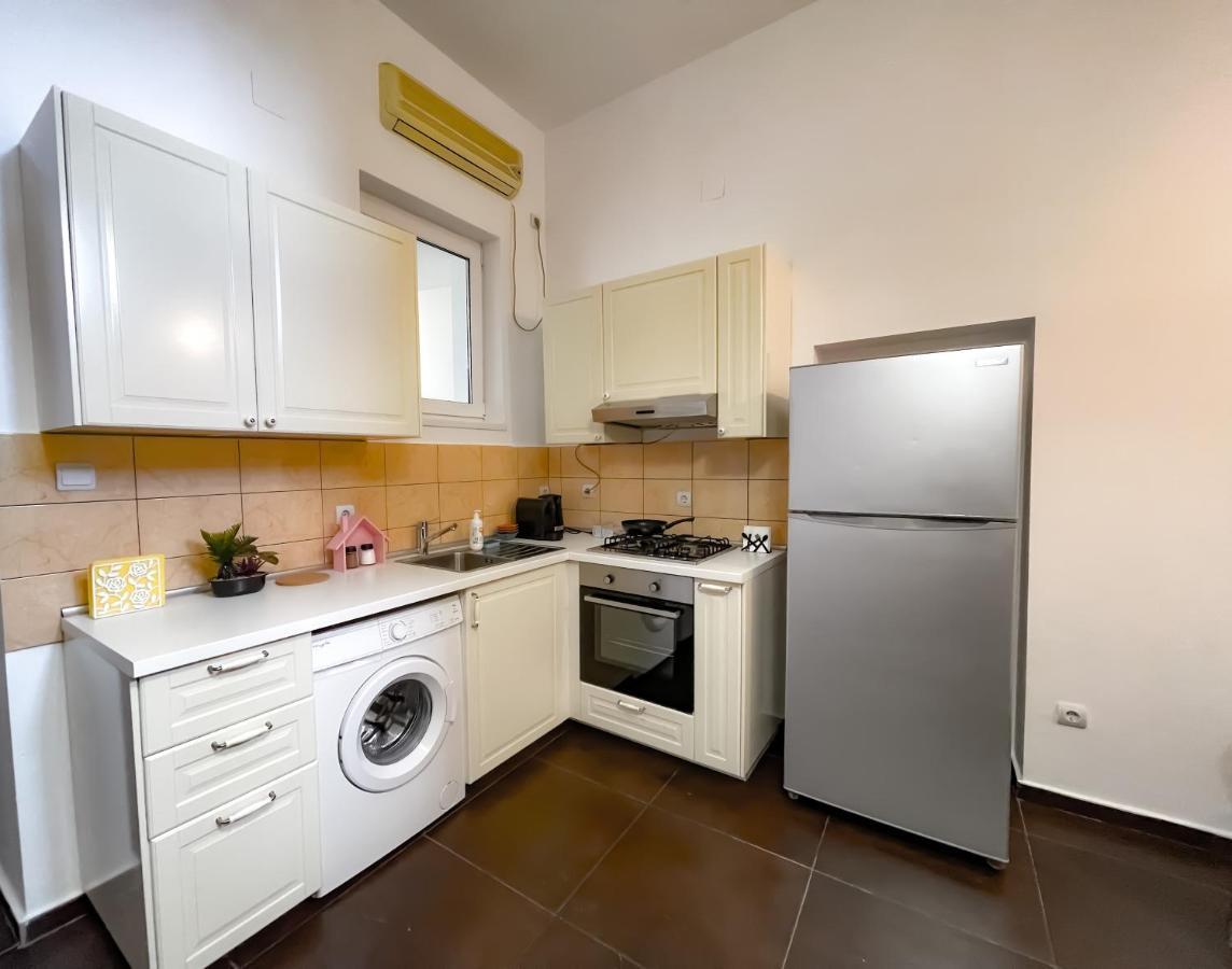 شقة بوخارست  في Cool Flat With Hot Tub In The Old Town المظهر الخارجي الصورة