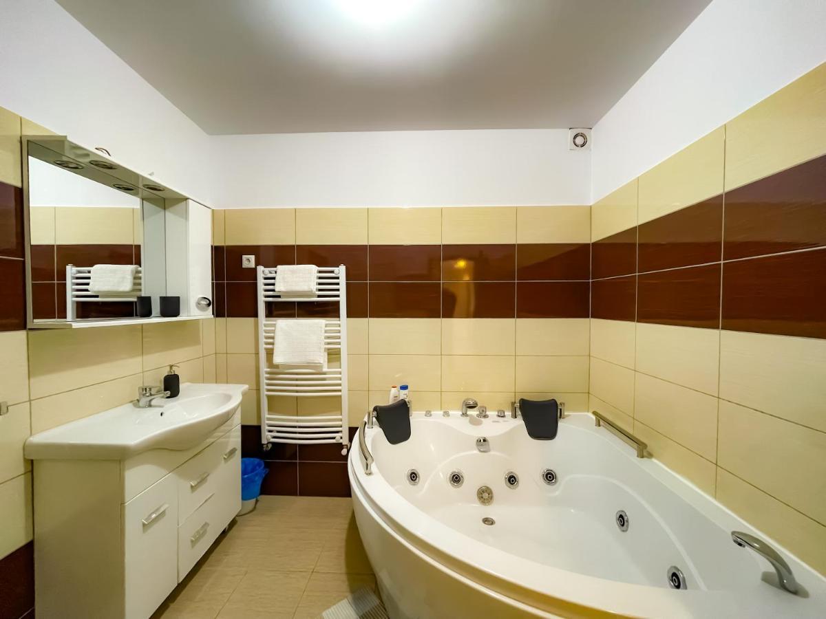شقة بوخارست  في Cool Flat With Hot Tub In The Old Town المظهر الخارجي الصورة