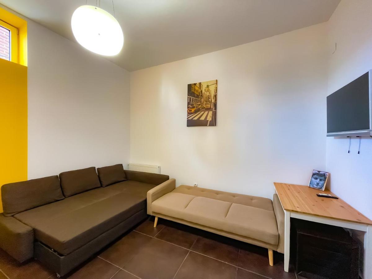 شقة بوخارست  في Cool Flat With Hot Tub In The Old Town المظهر الخارجي الصورة