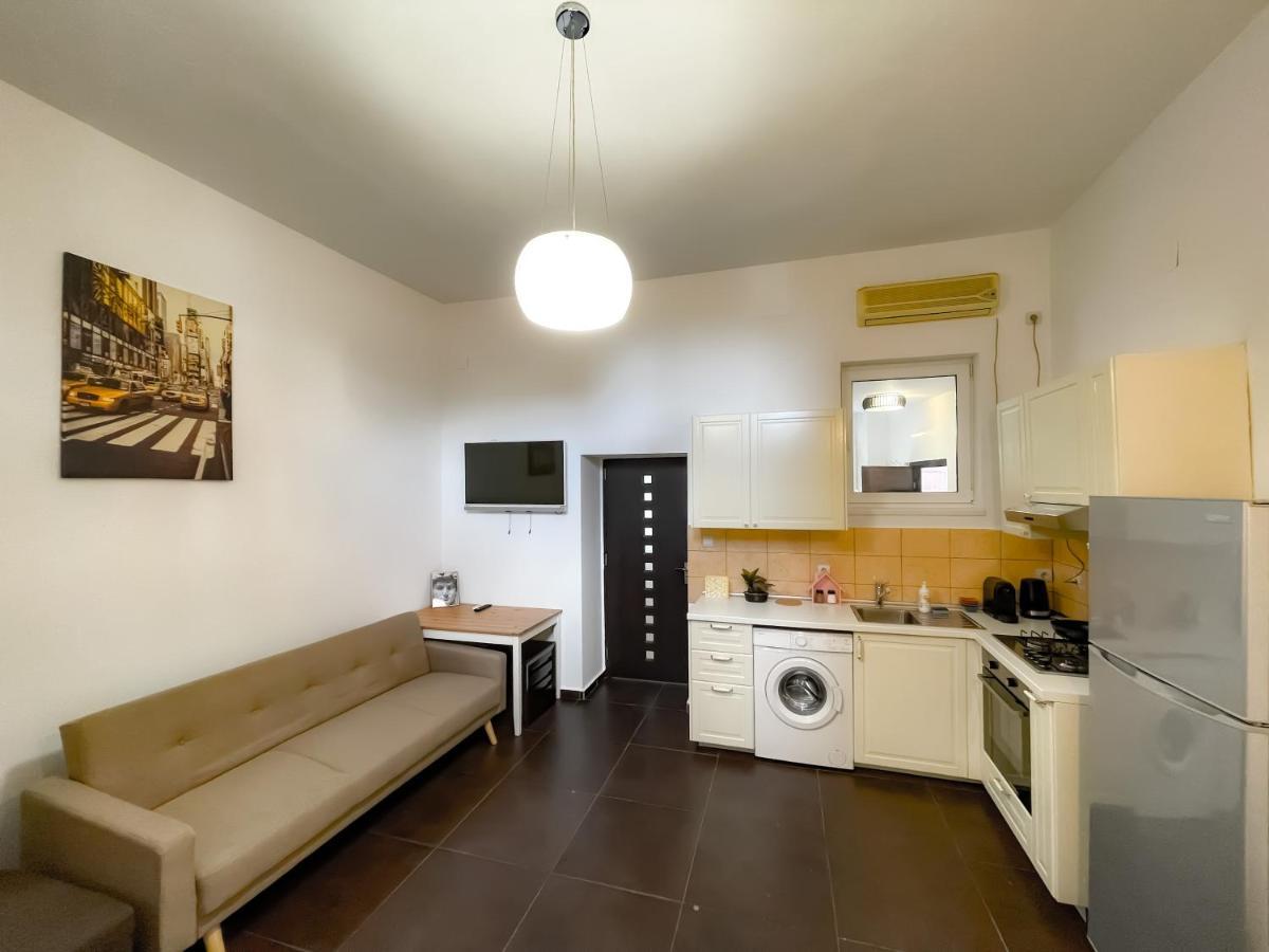 شقة بوخارست  في Cool Flat With Hot Tub In The Old Town المظهر الخارجي الصورة