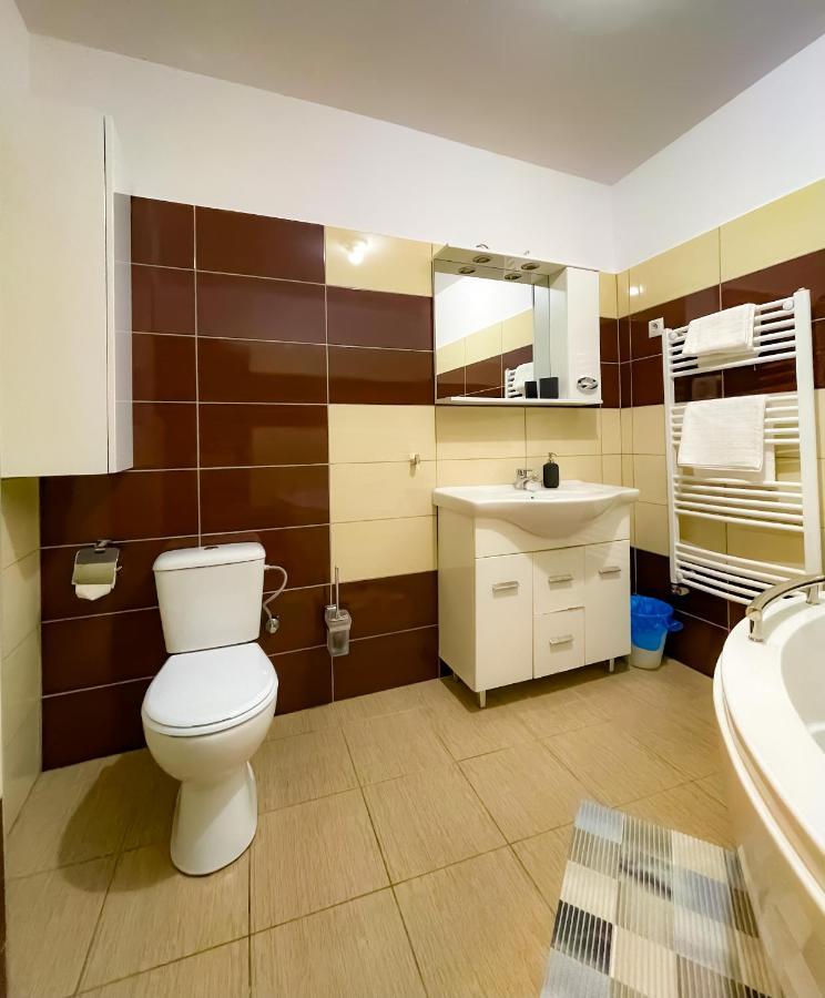 شقة بوخارست  في Cool Flat With Hot Tub In The Old Town المظهر الخارجي الصورة
