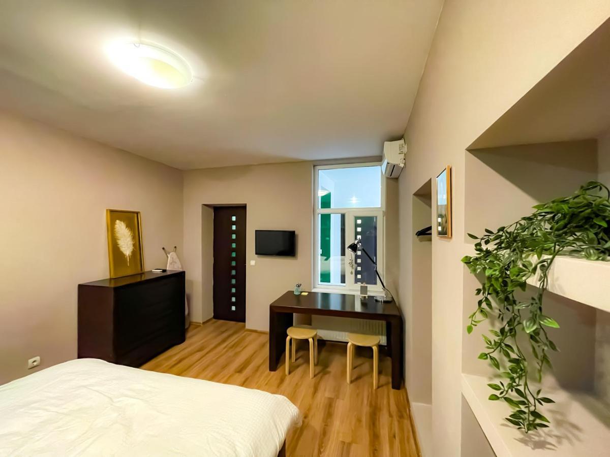 شقة بوخارست  في Cool Flat With Hot Tub In The Old Town المظهر الخارجي الصورة