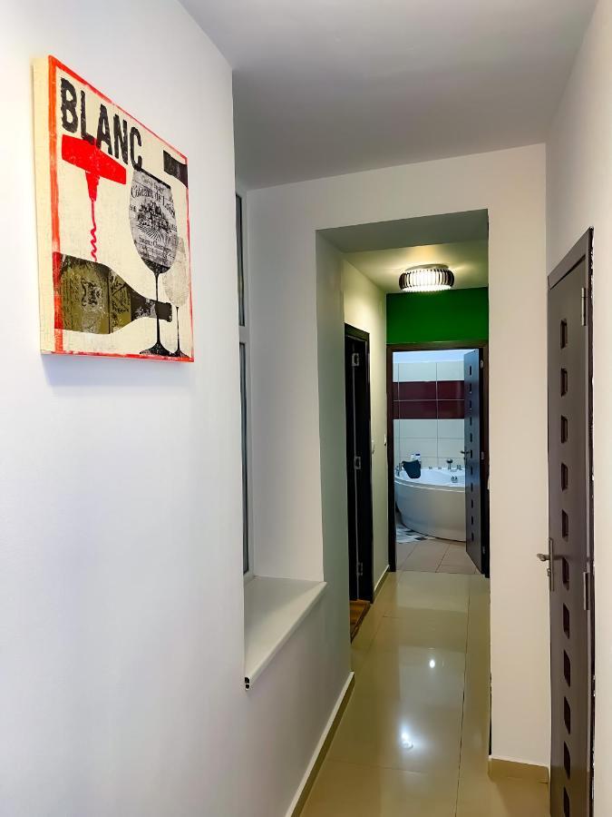 شقة بوخارست  في Cool Flat With Hot Tub In The Old Town المظهر الخارجي الصورة